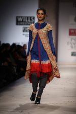 Model walks the ramp for Anju Modi at Wills Lifestyle India Fashion Week Autumn Winter 2012 Day 1 on 15th Feb 2012 (32).JPG